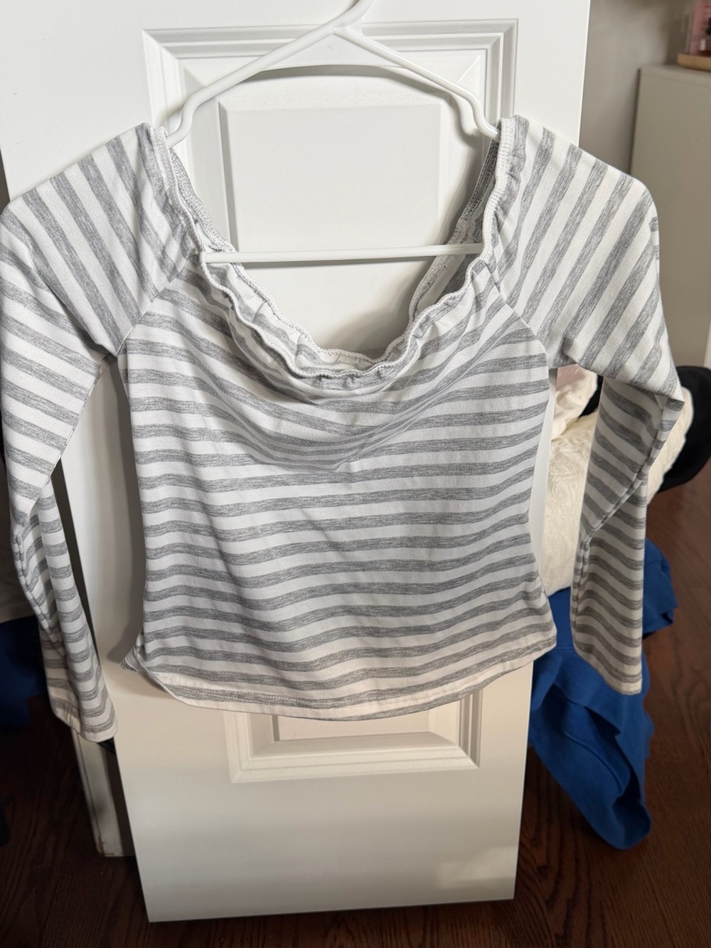 Women's Gray & White Striped Long-Sleeve Top